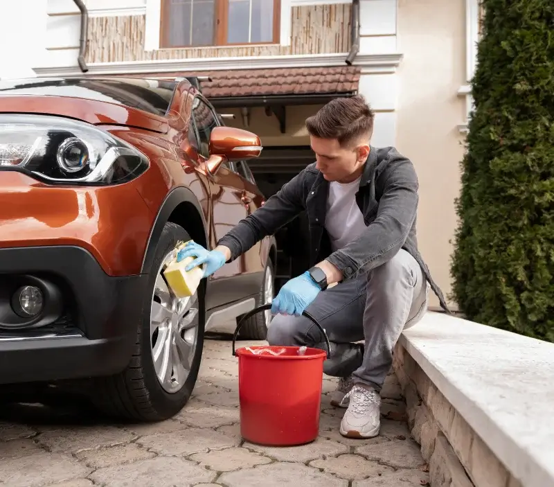 Lavage auto à domicile La Chapelle-Montmartin : professionnel intervenant sur un véhicule